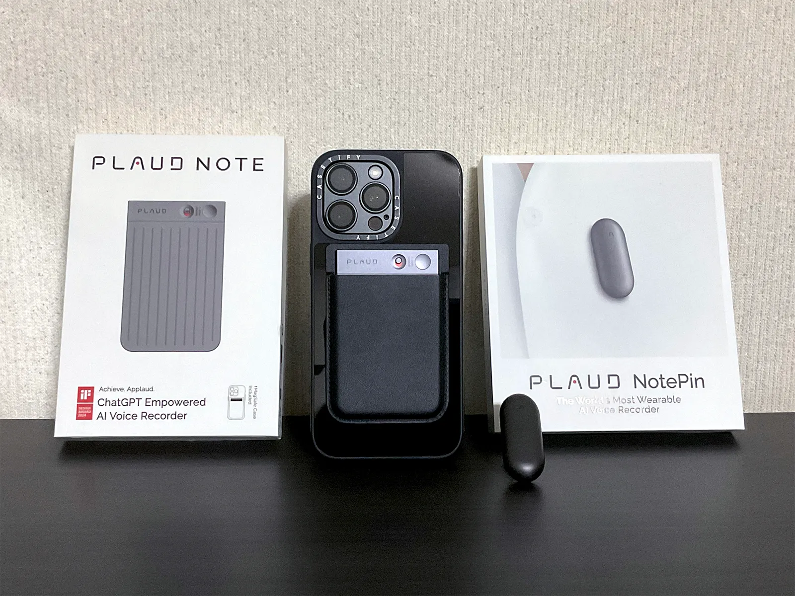 PLAUD Note と NotePin の実機と外箱。カード式は付属ケースでスマホの背面に装着している